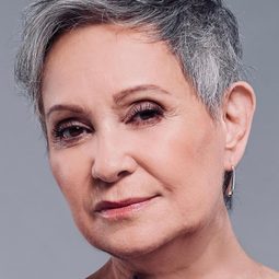 亞卓安娜·拜拉薩 - 毒梟回憶錄演員 飾演La Abuela