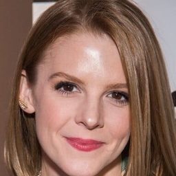 艾希莉·貝爾 飾演 Vivian