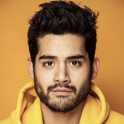 Emilio Garcia-Sanchez 飾演 Travis Holter