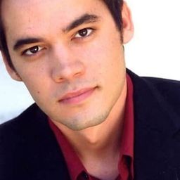 Tony Elias 飾演 Ramon