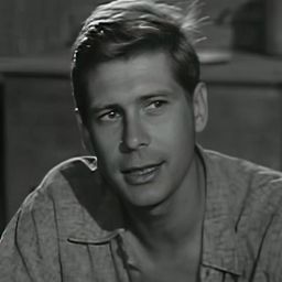 Alan Scott 飾演 Frankie