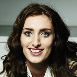 Jessica Knappett - 冏男四賤客演員 飾演Lisa