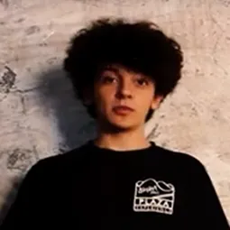 Álvaro Ferrandis 飾演 