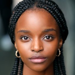 Olumide Olorunfemi 飾演 Young Shirek