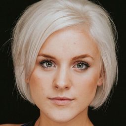 Kelly Gough 飾演 Hackett