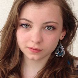 Amber Bongard 飾演 Clara Mütze