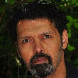 薩賈·艾亞 - 武打男神演員 飾演Mohan Sachdev