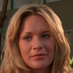 Annie Campbell 飾演 Chelsea