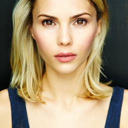 Abby Earl 飾演 The Mother