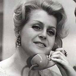 Małgorzata Lorentowicz 飾演 Housewife