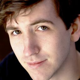 Brian McElhaney 飾演 Book Associate