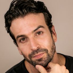 阿曼德·奧坎 飾演 Austin