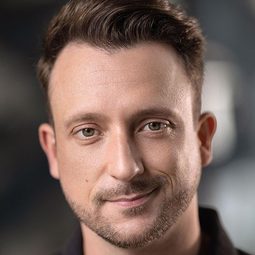 Rodrigo Ternevoy 飾演 Cashier