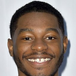 Kamil McFadden 飾演 Claude (voice)