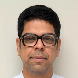 Murali Sharma 飾演 Constable Purushottam