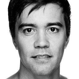 Hermann Sabado 飾演 Axel