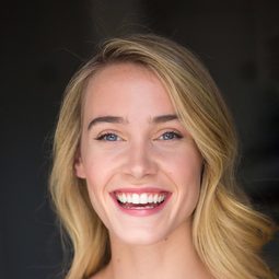 Annabel O'Hagan - 來不及陪你長大演員 飾演Waitress