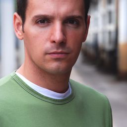 Joshua Rollins 飾演 Finn