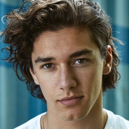 貝爾蒙特·卡梅利 飾演 Trevor Cambridge