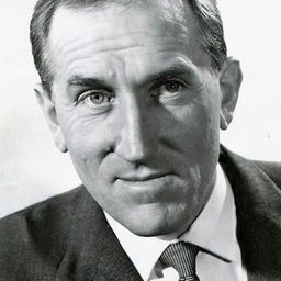 Bernard Archard 飾演 1st Prisoner of War