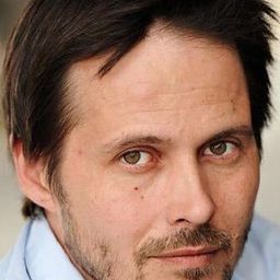 Airy Routier - L'incruste演員 飾演Garçon soirée