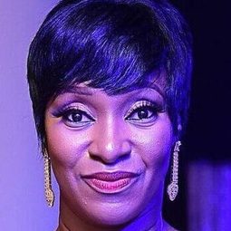 芬蘿拉·歐菲耶比 - 祝你好運演員 飾演Linda