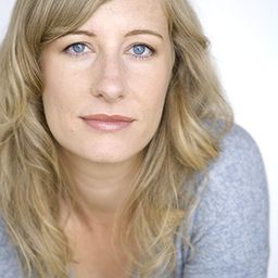 Lucy Wigmore 飾演 Olive Flyger