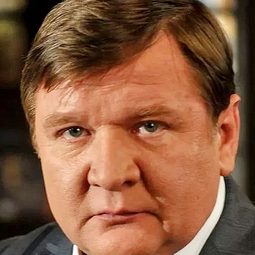 Roman Madyanov - 冒牌教練演員 飾演Inspektor DPS