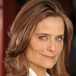 Elizabeth Karr 飾演 Rachel