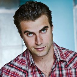 Jordan Duarte 飾演 Texas Dad