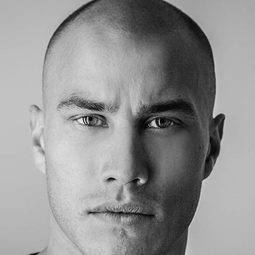 Xavier Schoppel 飾演 Society Guard
