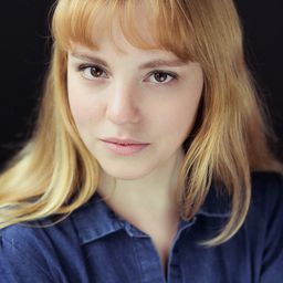 Laurie Bordesoules 飾演 Zoé