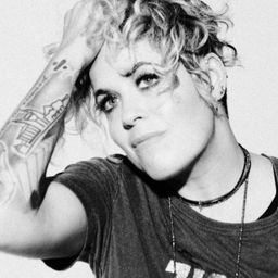Amy Wadge 飾演 Self
