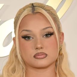 Alabama Barker 飾演 Self