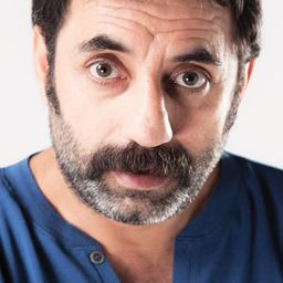 納茲米·庫魯克 飾演 Tekin Yayladalı