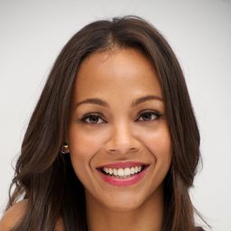 素兒·蘇丹娜 - 超時空亞當計畫演員 飾演Laura