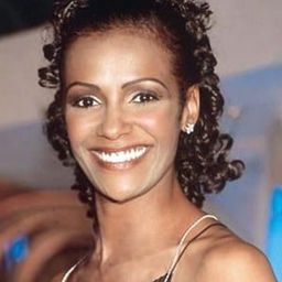 Tracy Spencer 飾演 Tracy