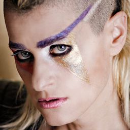 Peaches 飾演 Sängerin