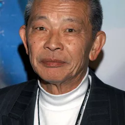 岩松信 飾演 Shen