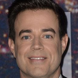 Carson Daly 飾演 Host