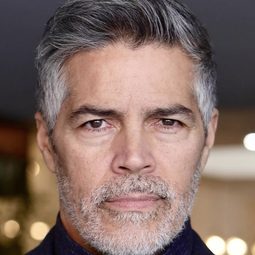 伊塞·莫瑞 飾演 Philip Solano