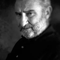 喬·達馬托 飾演 Bearded Man exiting the Cable Car