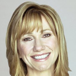 嘉非碧加 飾演 Joyce