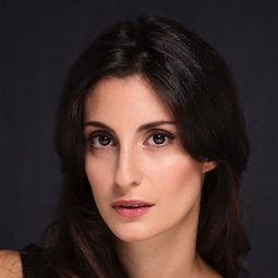 Ana Loig - 聖誕千里情演員 飾演Raquel