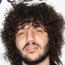 Benny Blanco 飾演 Self