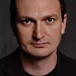 Kubilay Tunçer 飾演 Komiser Peter