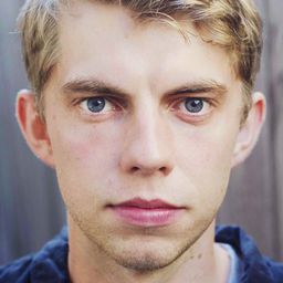 Harry Greenwood 飾演 Richard Finn