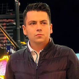 Adrián Alonso Barona 飾演 Carlos  'Carlitos' Reyes