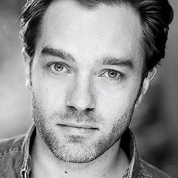 赫利費沙 飾演 John Hall