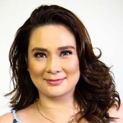 Denise Joaquin 飾演 